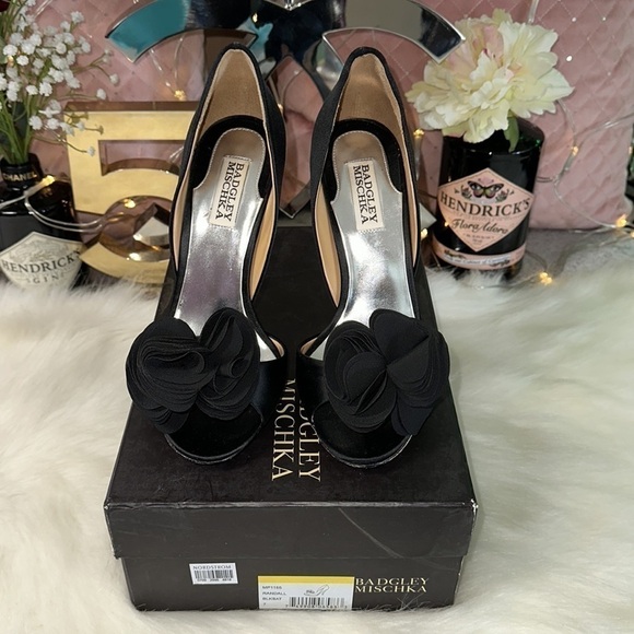 Authentic BADGLEY MISCHKA BLACK SATIN ROSETTE OPEN TOE HEELS SIZE 7 - Picture 3 of 10